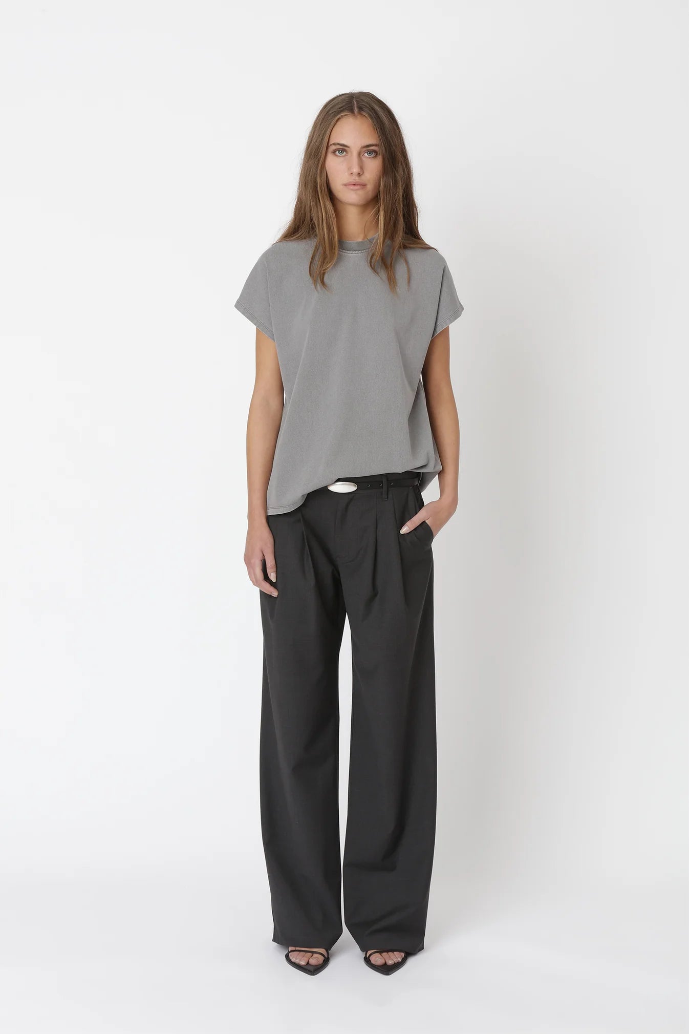 Model trägt das Emerson Tee von Won Hundred im lässigen Look