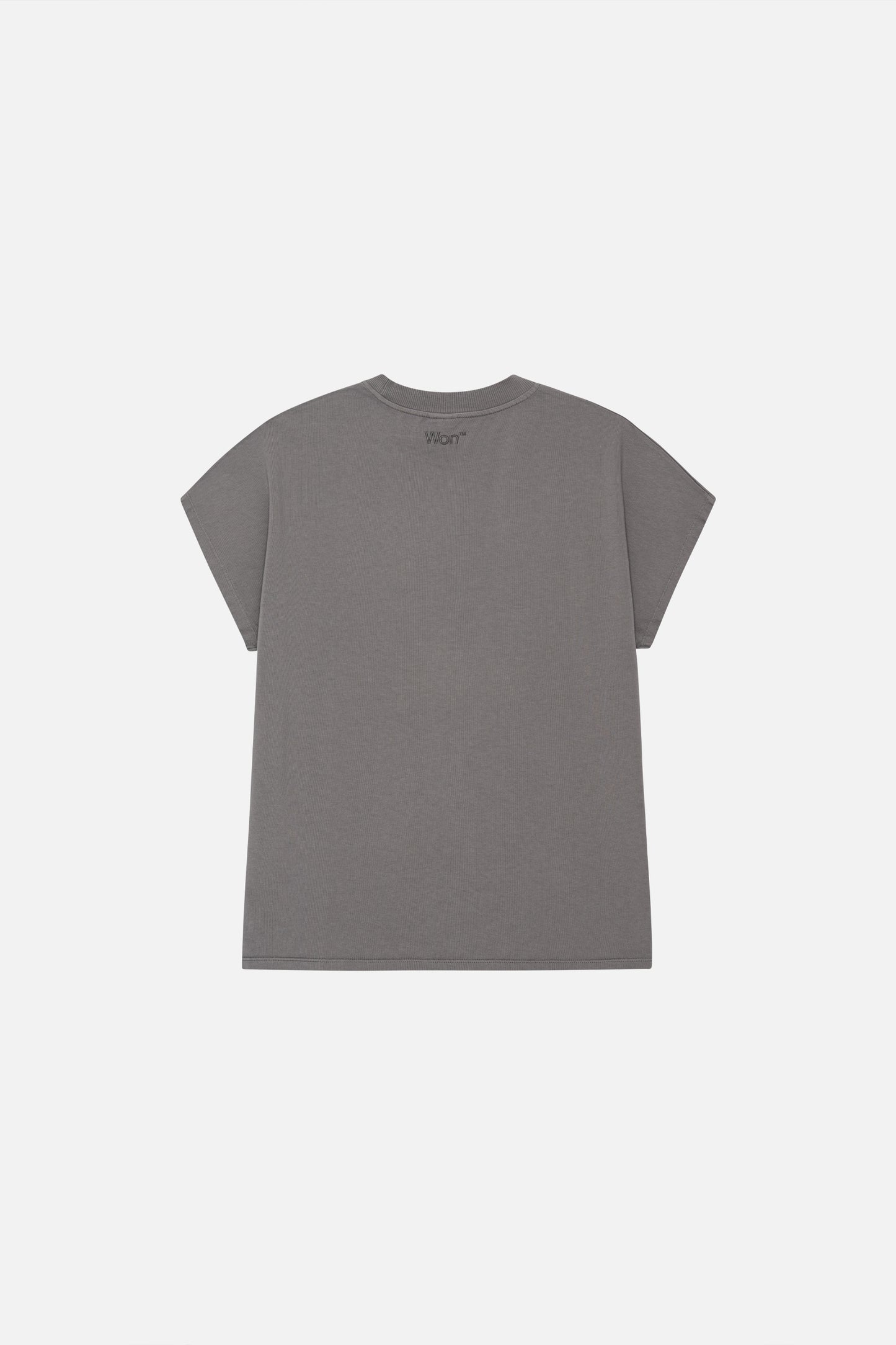 Hintere Ansicht des Emerson Tees mit fließender Silhouette