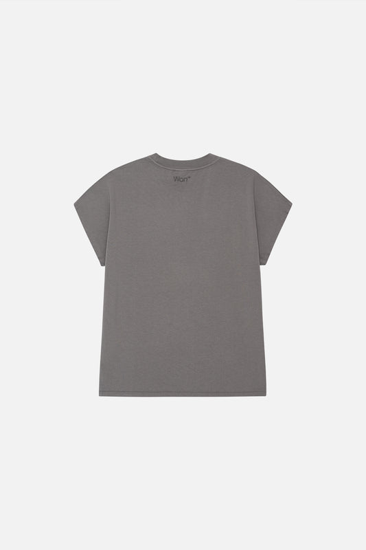 Hintere Ansicht des Emerson Tees mit fließender Silhouette