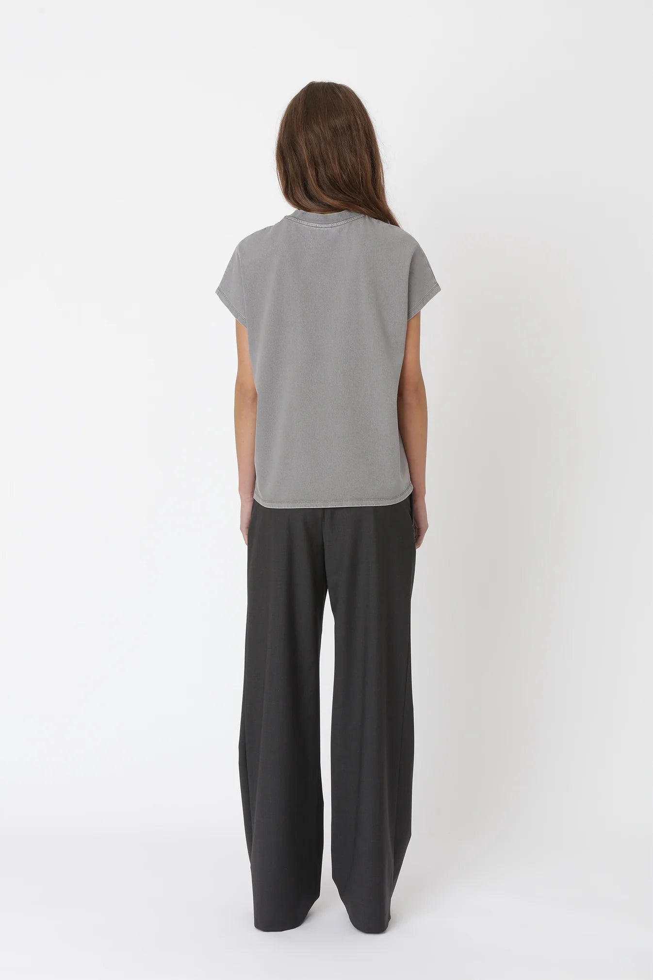 Model trägt das Emerson Tee von Won Hundred im lässigen Look - hintere Ansicht