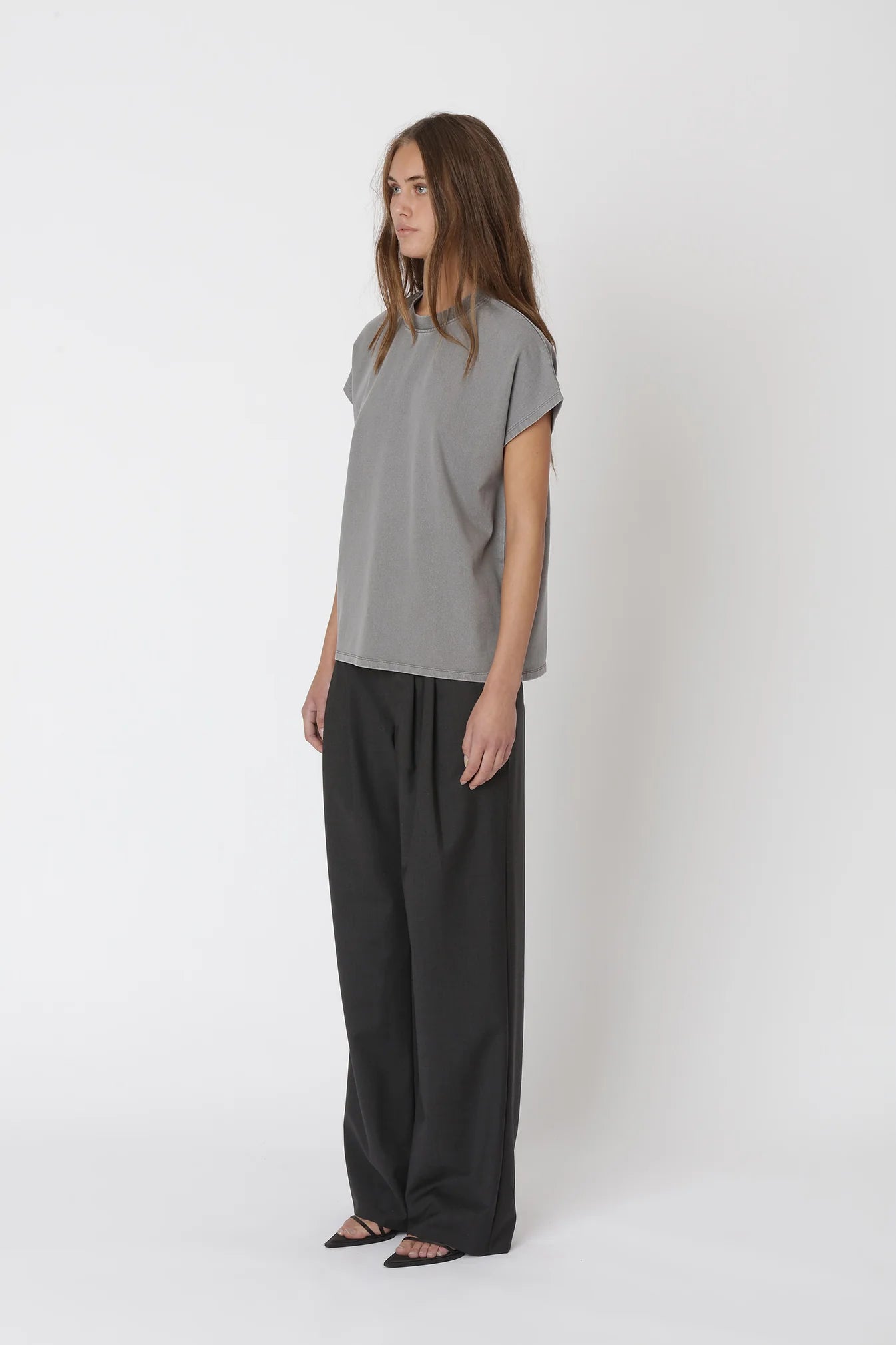 Model trägt das Emerson Tee von Won Hundred im lässigen Look - seitliche Ansicht