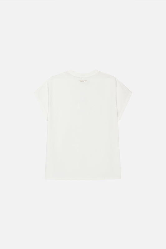 Hintere Ansicht des Emerson Tees mit fließender Silhouette