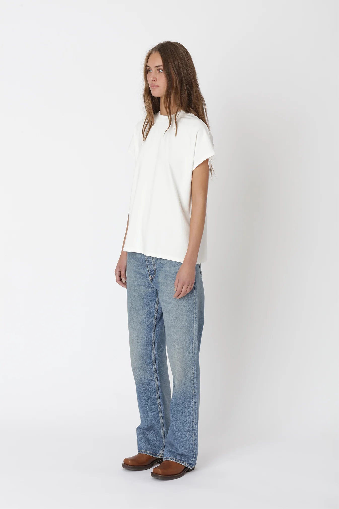 Model trägt das Emerson Tee von Won Hundred im lässigen Look - seitliche Ansicht