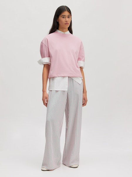 Model trägt die Cataleya Trousers im modernen Tailoring-Look