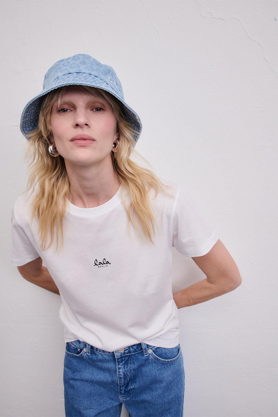 Model trägt Lala Cotton T-Shirt