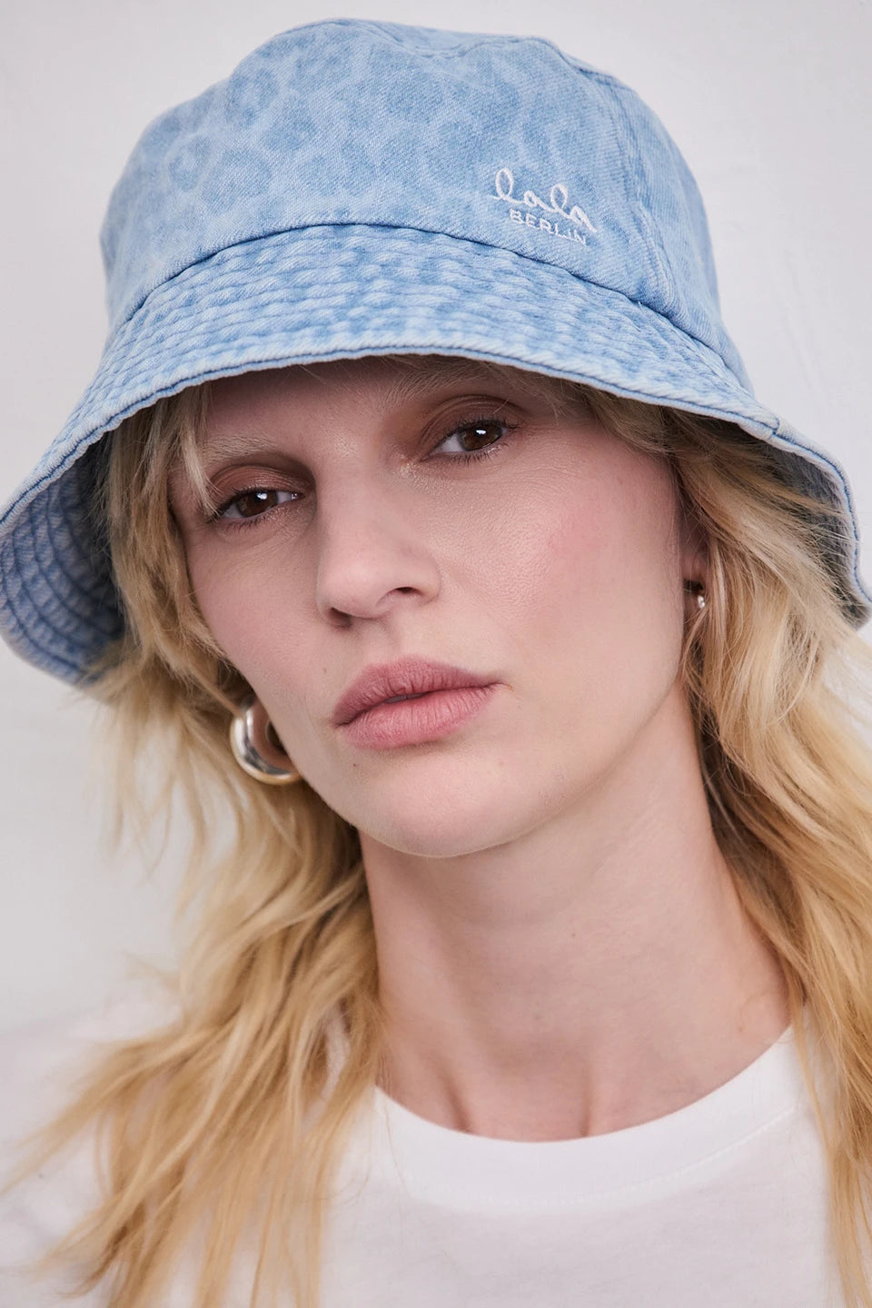 Model trägt Lala Berlin Hat Hannah Bucket Hat im minimalistischen Look