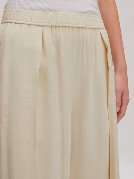 Quanda Trousers von EDITED – Detailansicht High Waist Bund mit Gürtelschlaufen