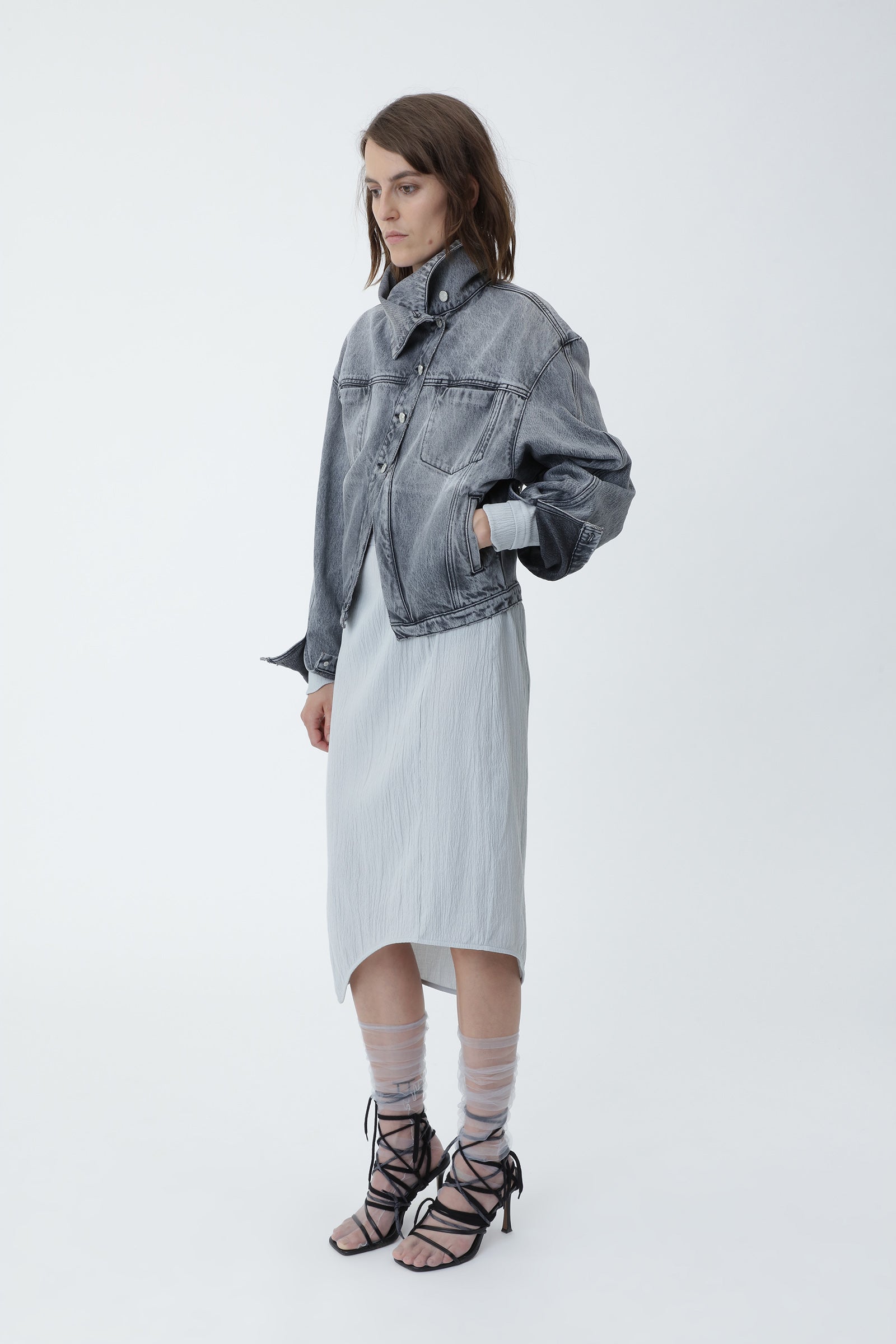 Model trägt die Kaia Denim Jacket von Won Hundred im modernen Look