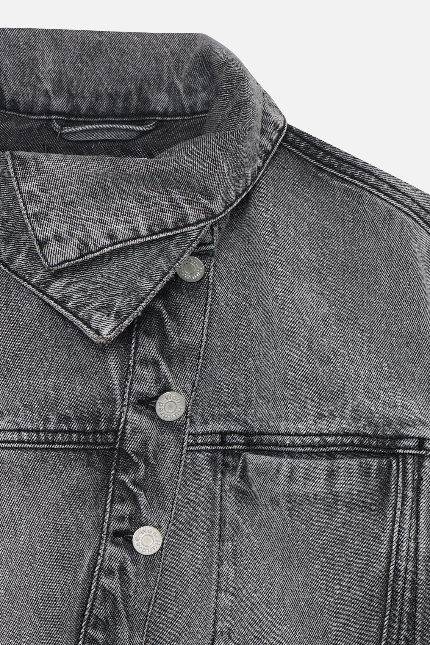 Detailansicht des schrägen Knopfverschlusses