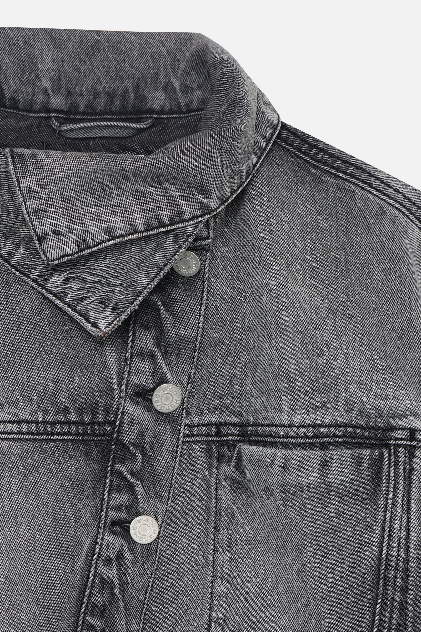 Detailansicht des schrägen Knopfverschlusses