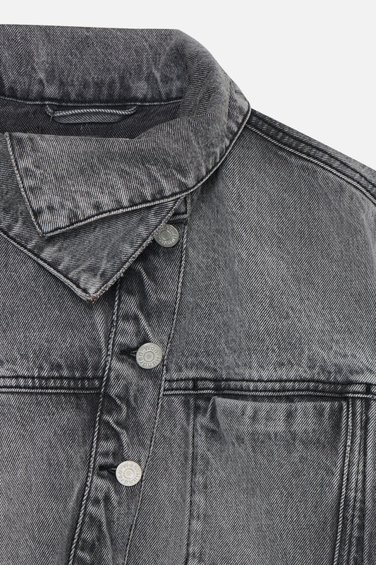 Detailansicht des schrägen Knopfverschlusses