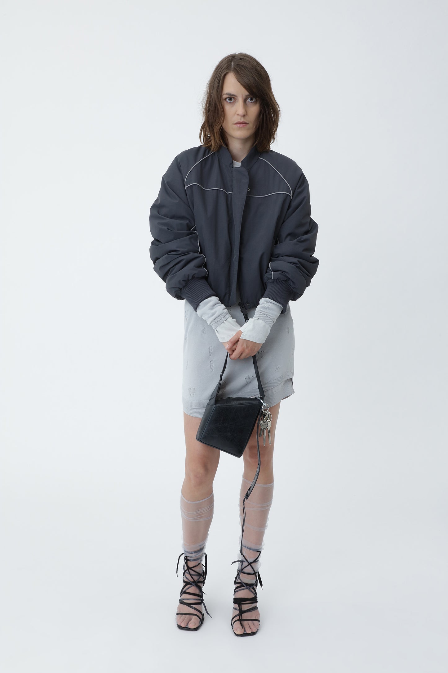 Model trägt die Ola Piping Bomber Jacket im stylischen Look