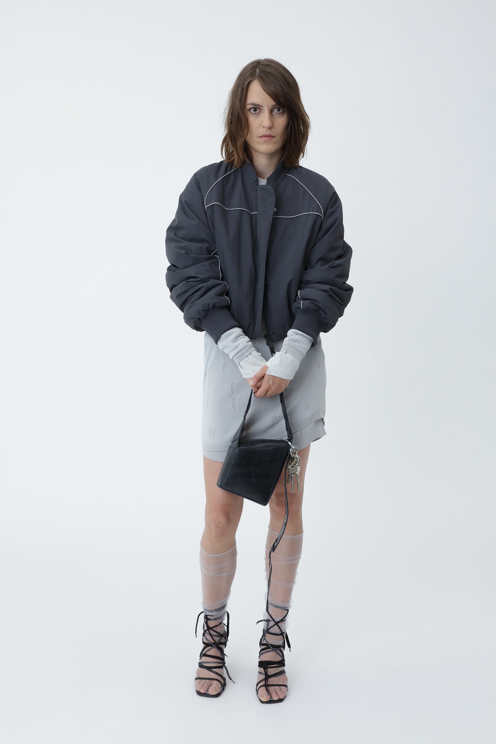 Model trägt die Ola Piping Bomber Jacket im stylischen Look