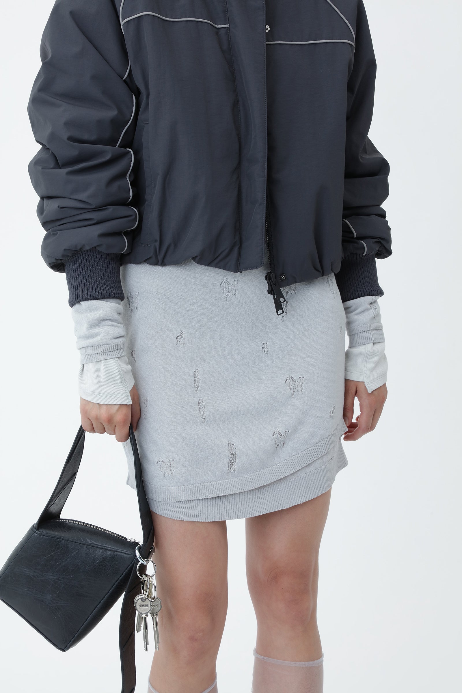 Model trägt die Ola Piping Bomber Jacket im stylischen Look