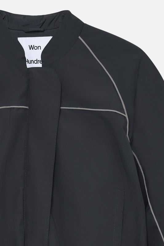 Detailansicht der Kontrast-Paspeln und des Zwei-Wege-Reißverschlusses