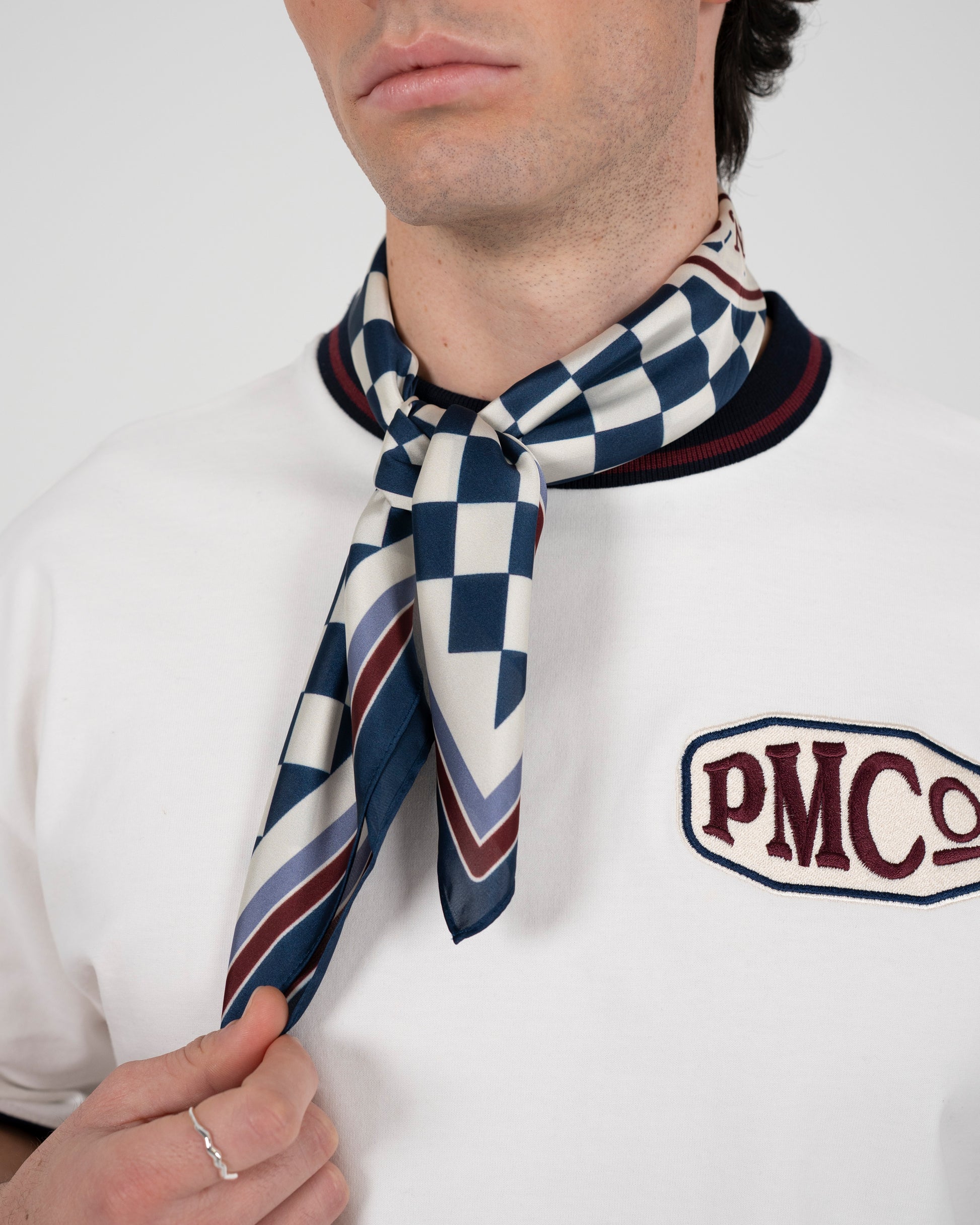 PMCO Checkered Scarf Tuch Kariert Prohibited Trageweise