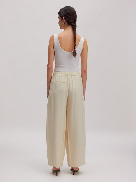 Quanda Trousers von EDITED – Rückansicht, cleane Silhouette mit geradem Bein