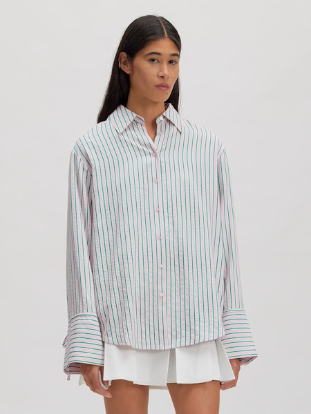 Model trägt das Edited Juri Shirt im modernen Everyday-Look